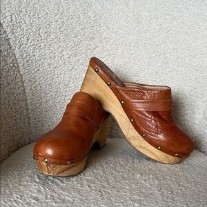 Women's Tan Leather Clogs